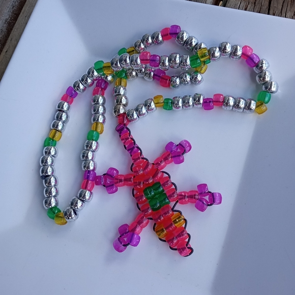 Handmade Beaded Gecko Necklace - Picture 2 of 2